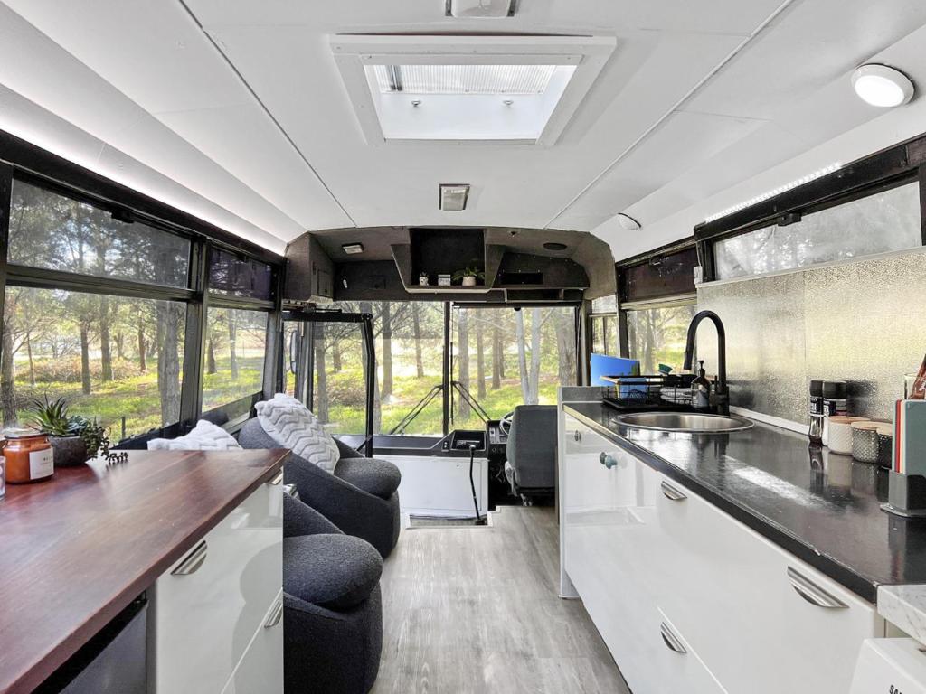 Kuchyň nebo kuchyňský kout v ubytování Bussie McBusFace, converted bus in Little River