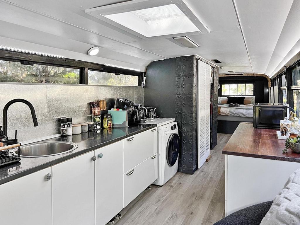 Kuchyň nebo kuchyňský kout v ubytování Bussie McBusFace, converted bus in Little River