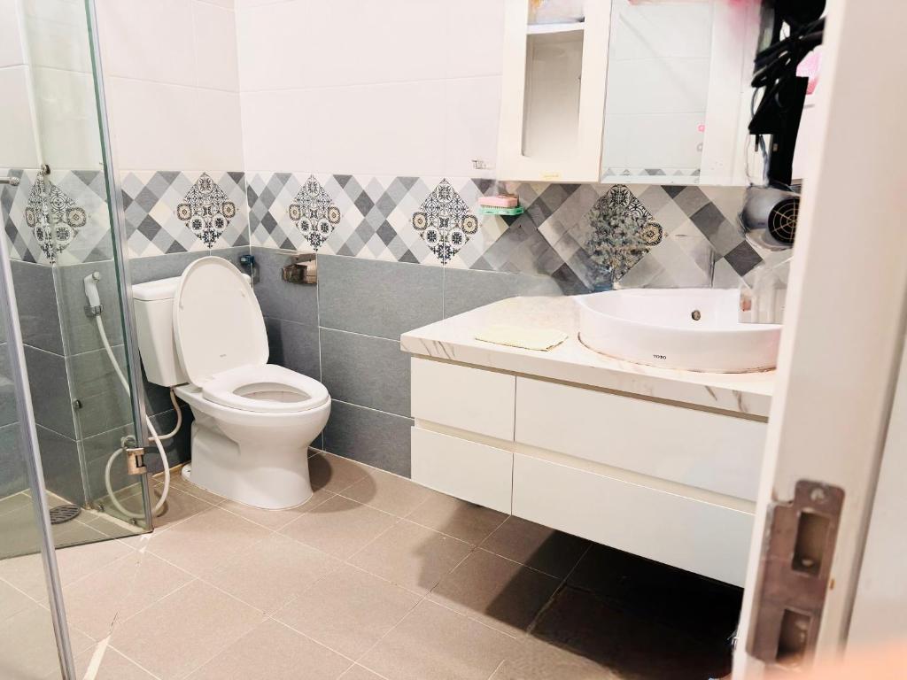 胡志明市Homestay Phu Dinh District 8的带马桶和水槽的浴室