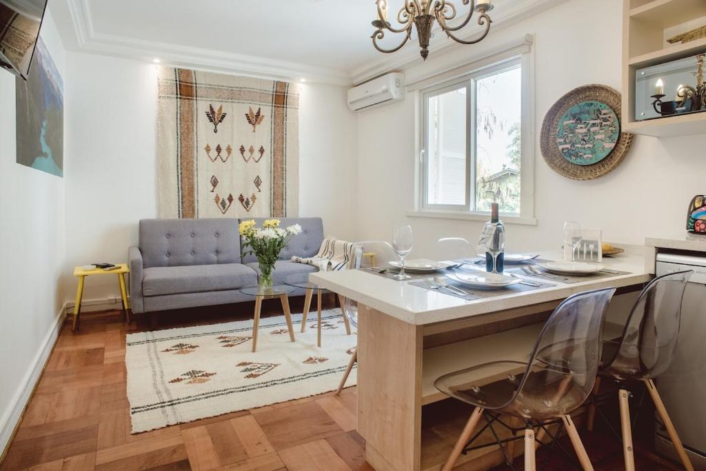 a kitchen and living room with a table and chairs at #NomadLife en Providencia Apartamento Flexible in Santiago