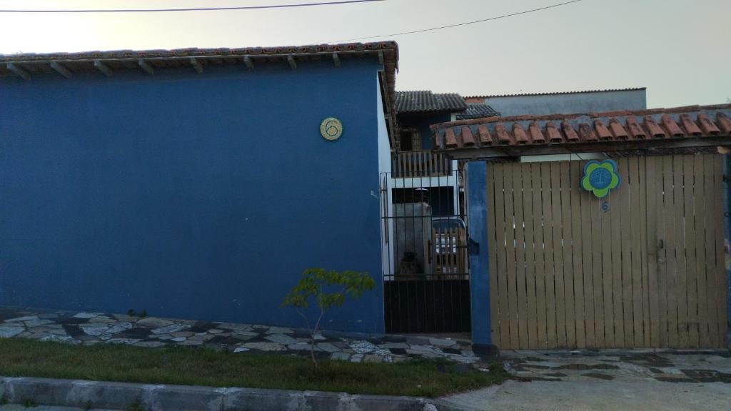 a blue building with a clock on the side of it at Kitinete e suite Recanto do Bem-te-vi in Serra