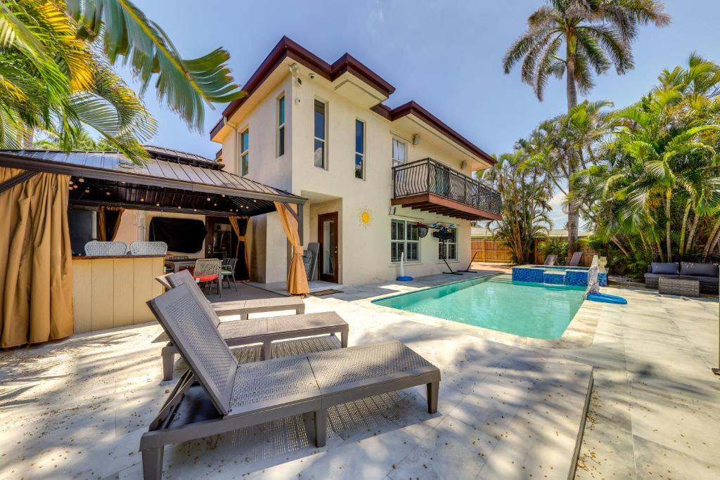 Bazén v ubytování Pool and Home Theater Lighthouse Point Home! nebo v jeho okolí