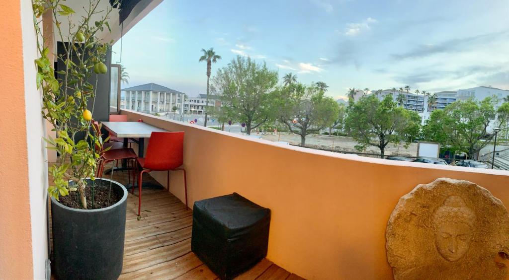 d'un balcon avec une table et une vue sur la plage. dans l'établissement Appartement F3 Bastia neuf spatieux, à Toga