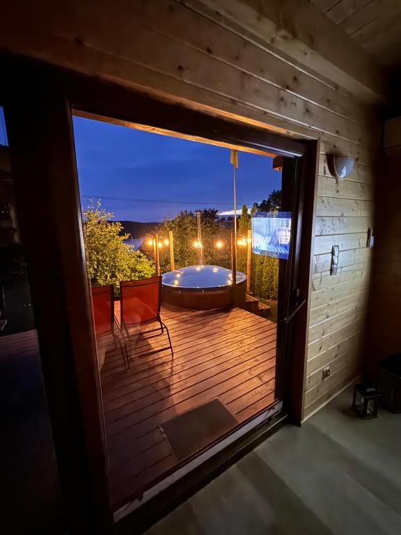 Bazén v ubytování Karmelowe Domki Kaszuby, z jacuzzi na tarasie z widokiem na jezioro nebo v jeho okolí