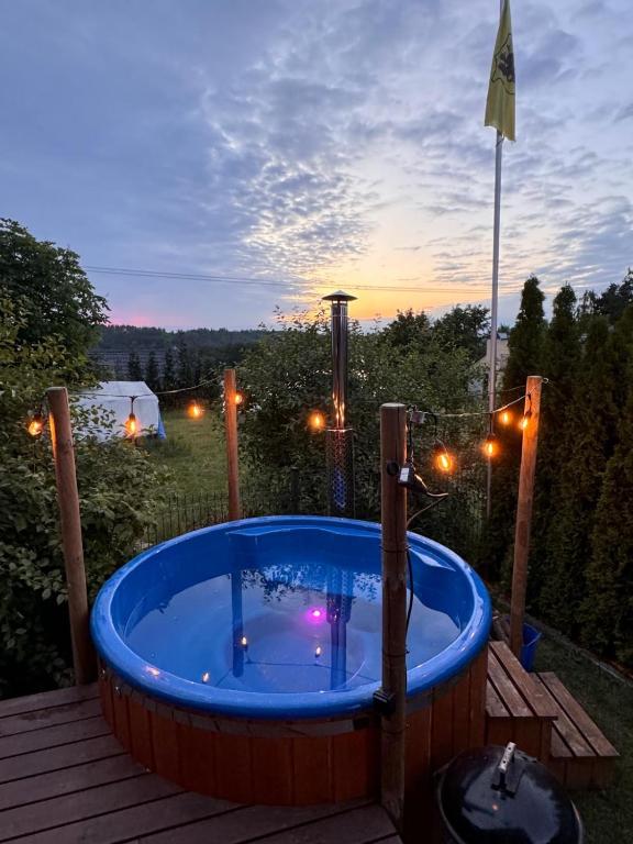 Bazén v ubytování Karmelowe Domki Kaszuby, z jacuzzi na tarasie z widokiem na jezioro nebo v jeho okolí