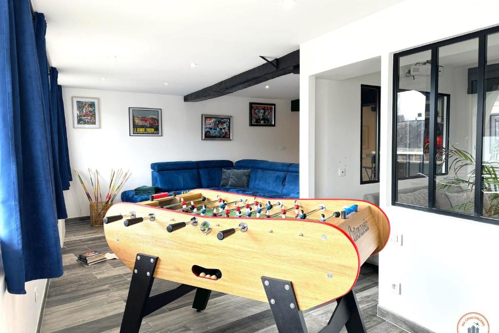 une table avec une planche dessus dans un salon dans l'établissement l'Olympe - Babyfoot - Cinéma - Parking, à Rouen