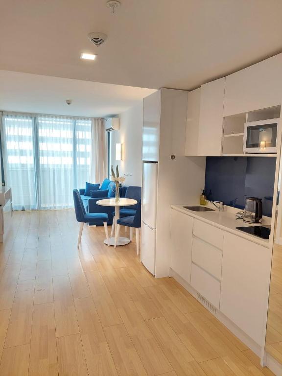 Kuchyň nebo kuchyňský kout v ubytování Beach Hotel Orbi City