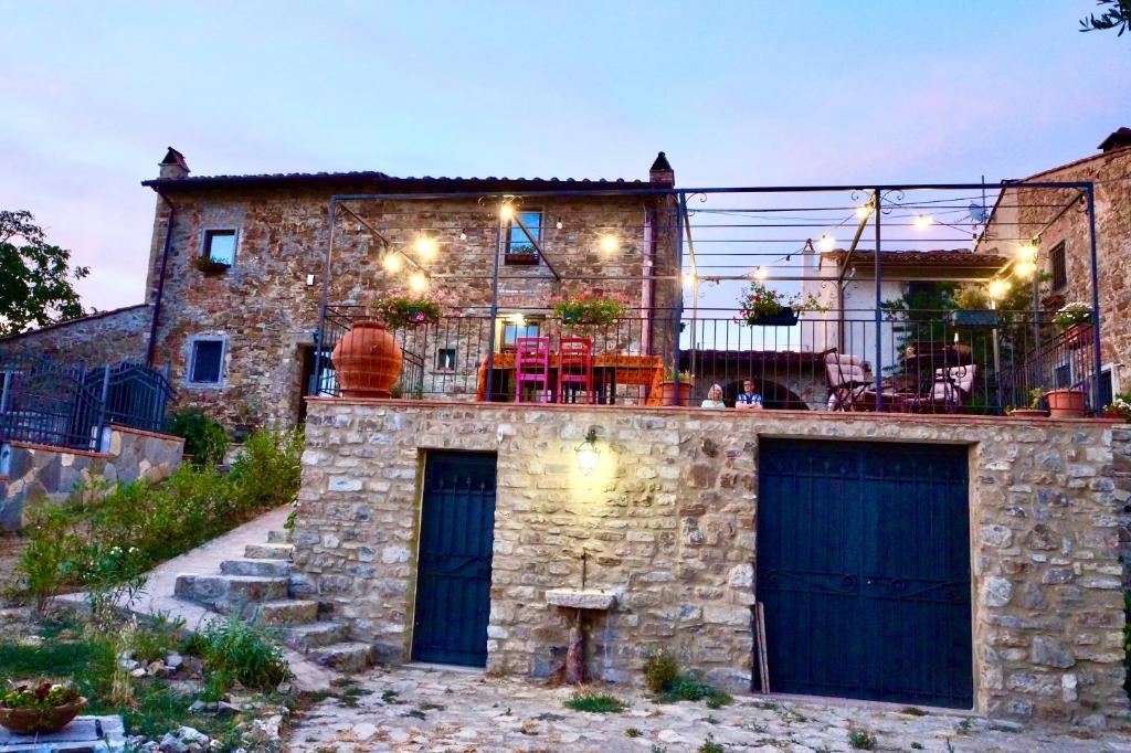 PozzolaticoにあるLa Speranzaの2つの青いガレージドアがある石造りの家