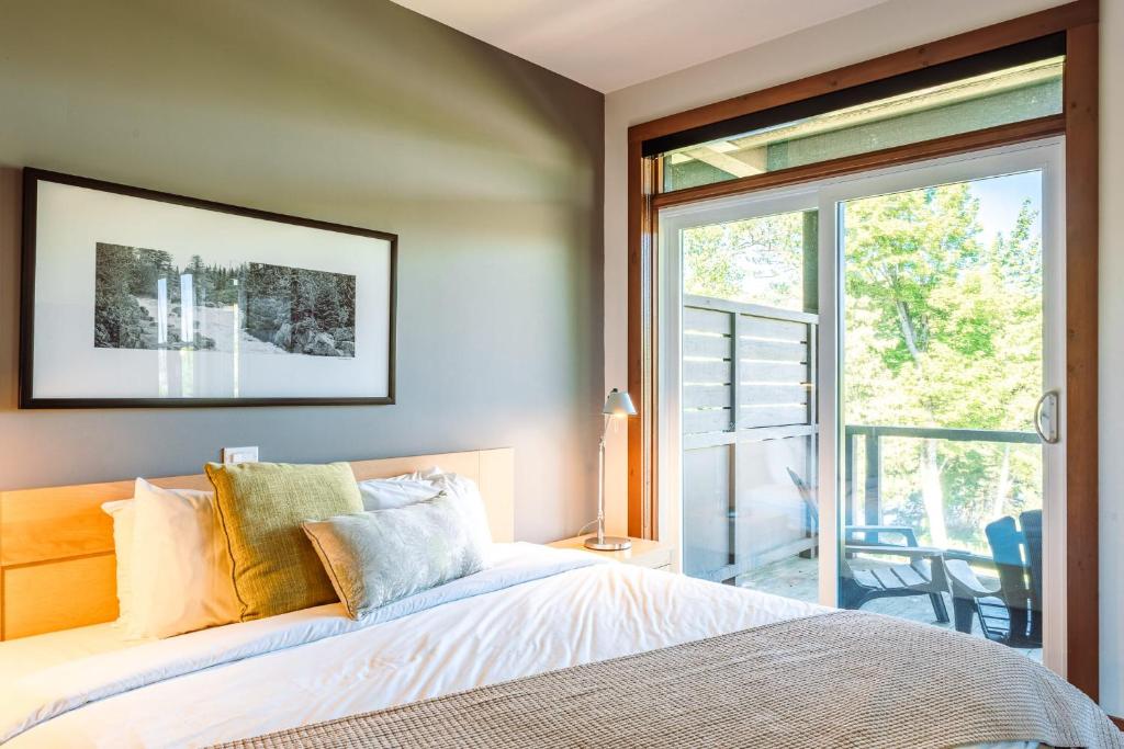 Voodi või voodid majutusasutuse Lakefront, Mountain View - 2 Bedrooms Resort Suite toas