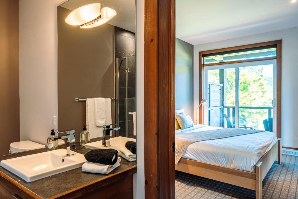 Voodi või voodid majutusasutuse Lakefront, Mountain View - 2 Bedrooms Resort Suite toas
