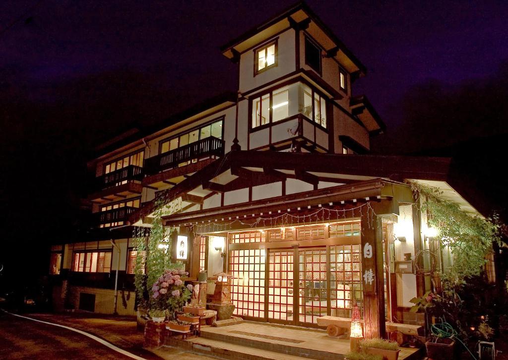 un gran edificio con luces encendidas por la noche en Shirakaba, en Nozawa Onsen