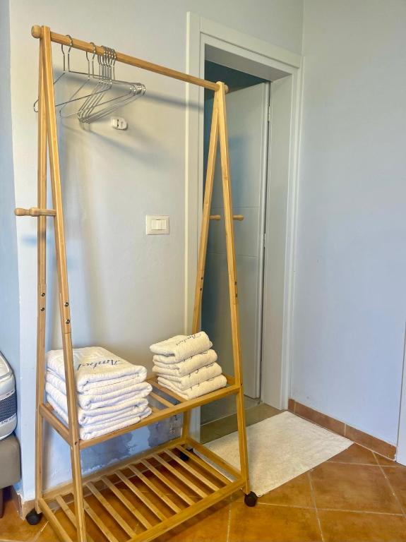 a towel rack in a bathroom with towels at Chalet Ambel in Dhërmi