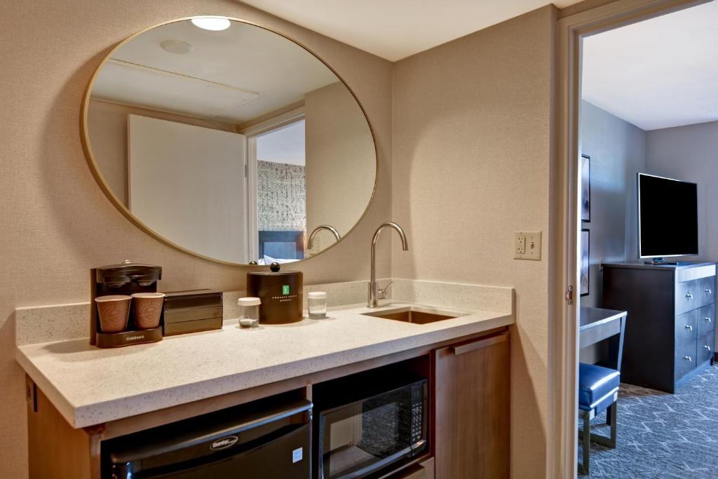 Embassy Suites by Hilton Minneapolis Airport photo