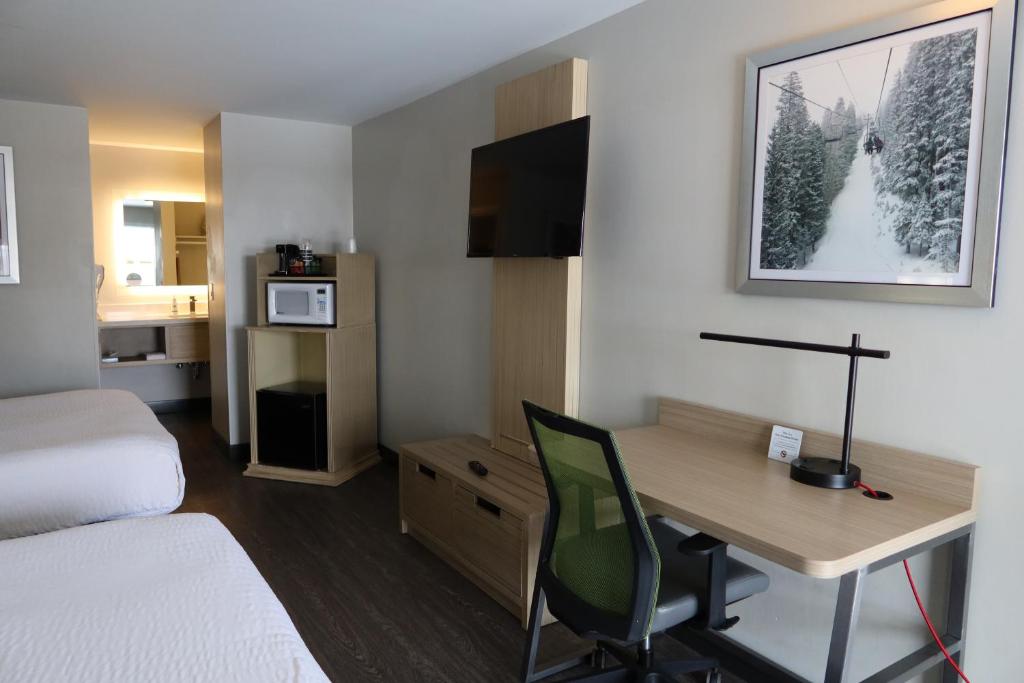 Postel nebo postele na pokoji v ubytování GreenTree Inn Flagstaff