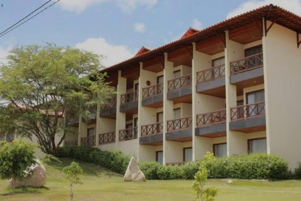 ein Gebäude mit Balkonen an der Seite in der Unterkunft Flat Fazenda Monte Castelo Gravatá in Bezerros