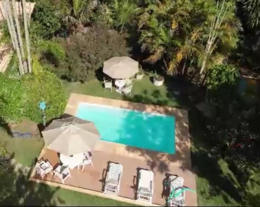 an overhead view of a swimming pool with umbrellas at Quinta da Pedra do Elefante in Araras Petropolis