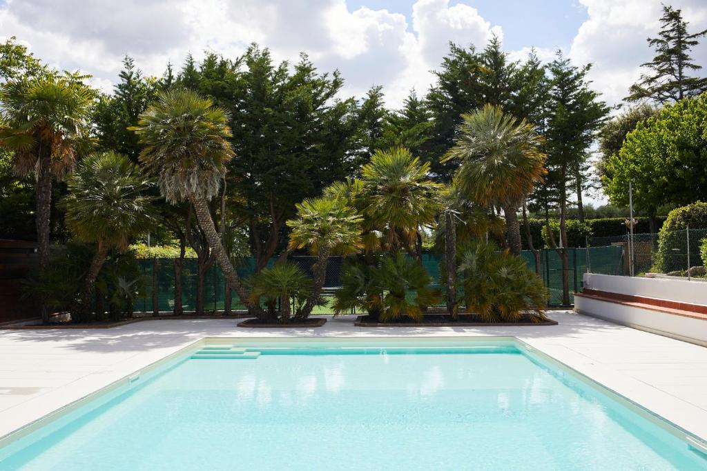 Swimmingpoolen hos eller tæt på Alba di Luna