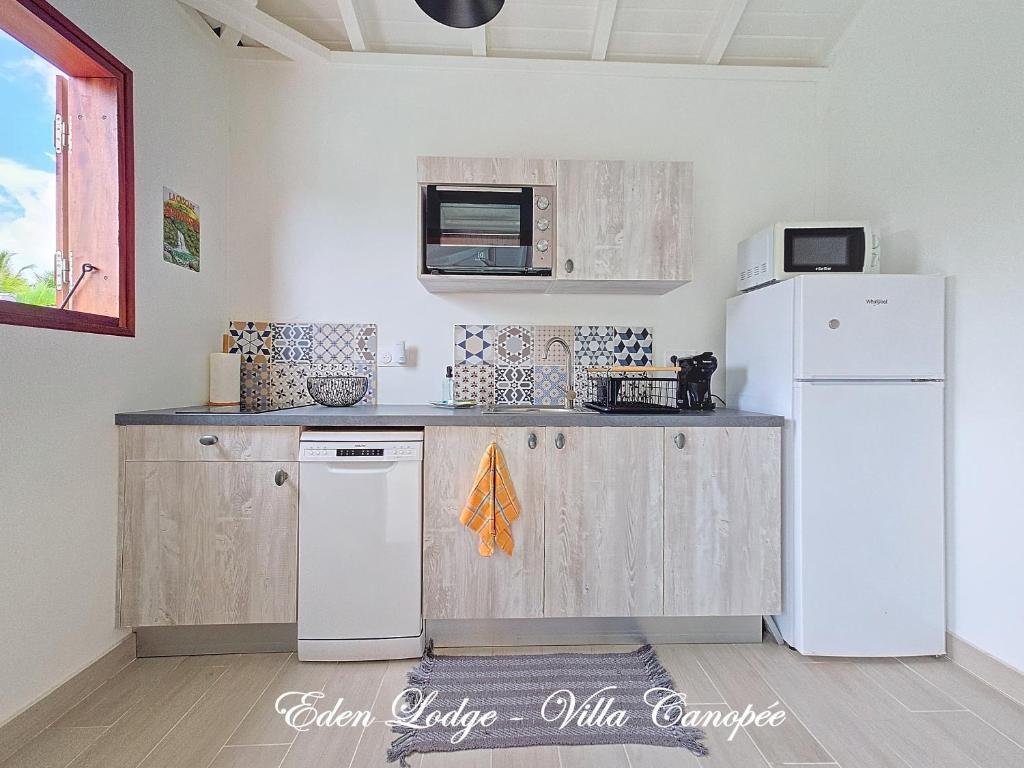 Kuchyň nebo kuchyňský kout v ubytování Eden Lodge 4 Villas avec piscine privée