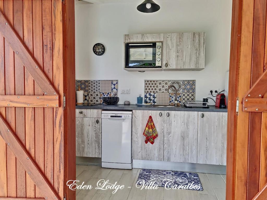 Kuchyň nebo kuchyňský kout v ubytování Eden Lodge 4 Villas avec piscine privée