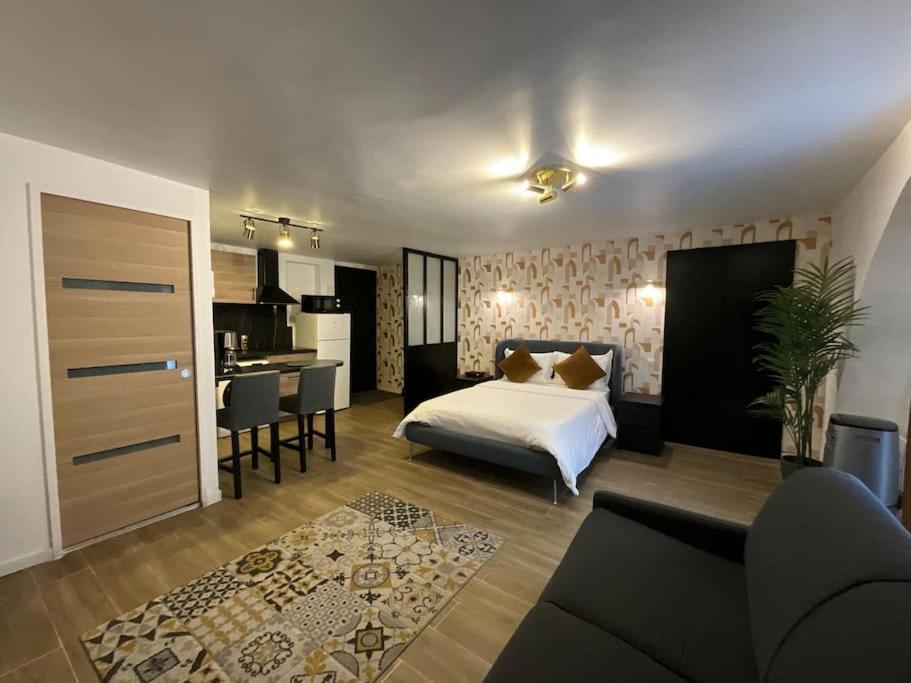 Cet appartement comprend une chambre avec un lit, une cuisine et un salon. dans l'établissement KS Paris studio appart near station Gare du Nord and gare de l Est, à Paris