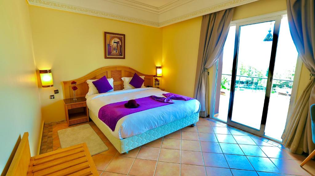 Postel nebo postele na pokoji v ubytování Hotel Menzeh Dalia