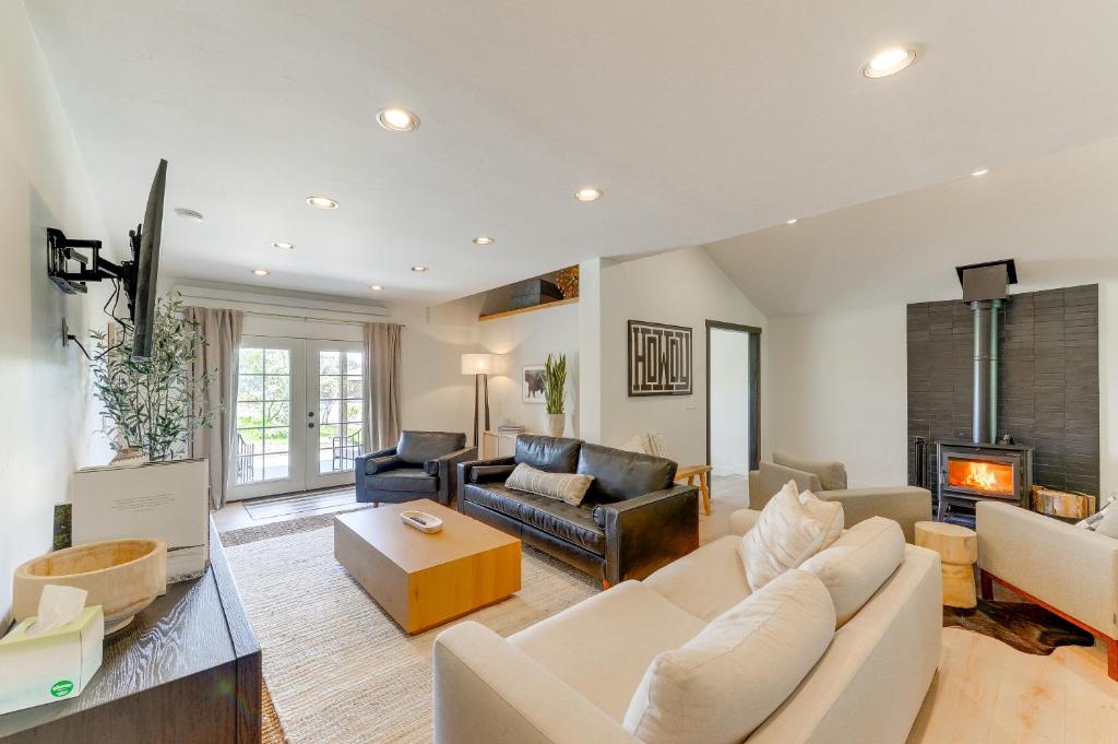 Una sala de estar con muebles blancos y chimenea. en Salt River Access Mtn-View Star Valley Cabin!, en Thayne