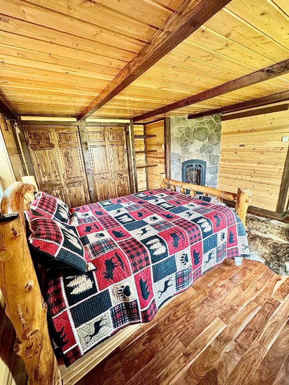 Postel nebo postele na pokoji v ubytování The Lodge at Devils Tower