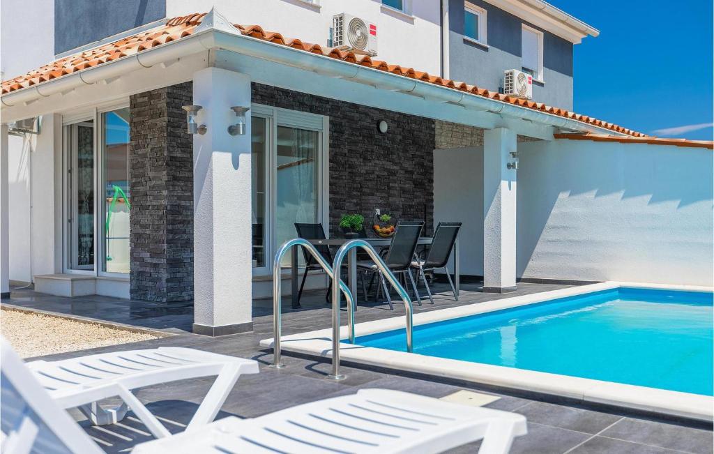 une villa avec piscine et une maison dans l'établissement Villa Sarah Medulin, à Medulin