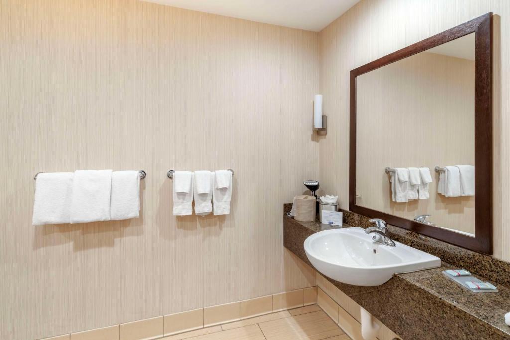 Best Western At Ventura Pier - Queen Room - Disability Access Tub