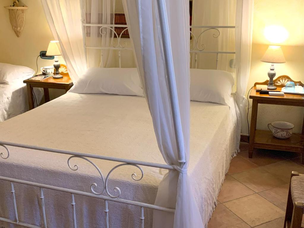 Postel nebo postele na pokoji v ubytování BnB Inn - Cyclists & Bikers - CAMERE CON BAGNO PRIVATO-PARCHEGGIO INTERNO PER MOTO e BICI -ENERGETIC BREAKFAST extra