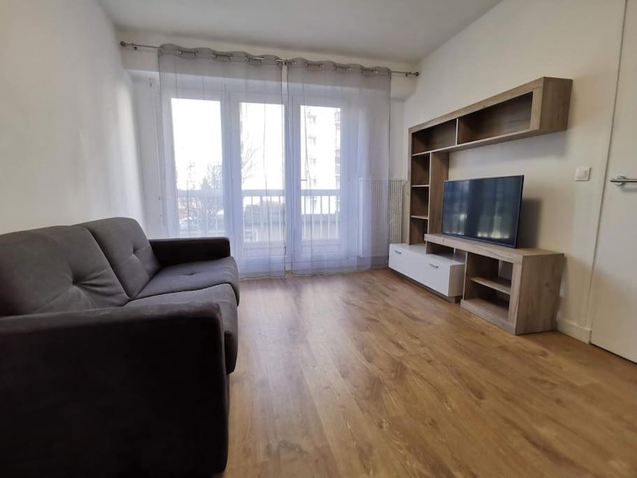 un salon avec un canapé et une télévision à écran plat dans l'établissement Superbe studio at 20 mins from Champs Elysées av, à Asnières-sur-Seine