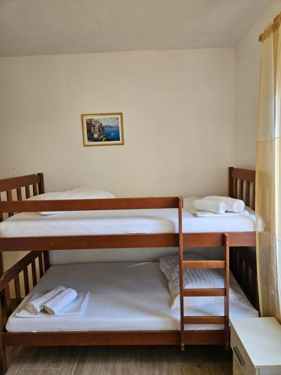 Voodi või voodid majutusasutuse Luka's Lodge Guesthouse & Hostel toas