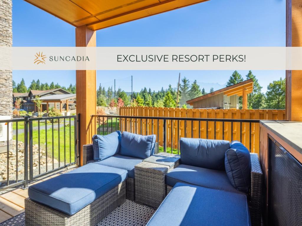 un patio con due divani su un ponte di Suncadia Trailhead 2 Condo 108 a Cle Elum