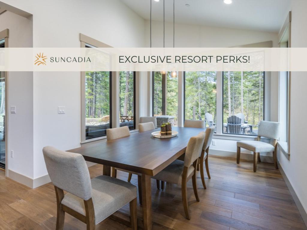 ein Esszimmer mit einem Holztisch und Stühlen in der Unterkunft Suncadia 4 Bdrm Home with Lavish Patio Space in Cle Elum