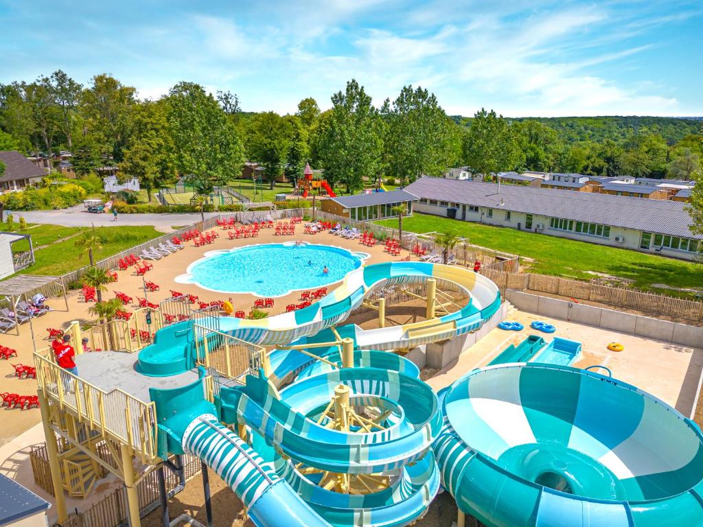 an aerial view of a water park at Camping Le Parc de Paris in Villevaudé