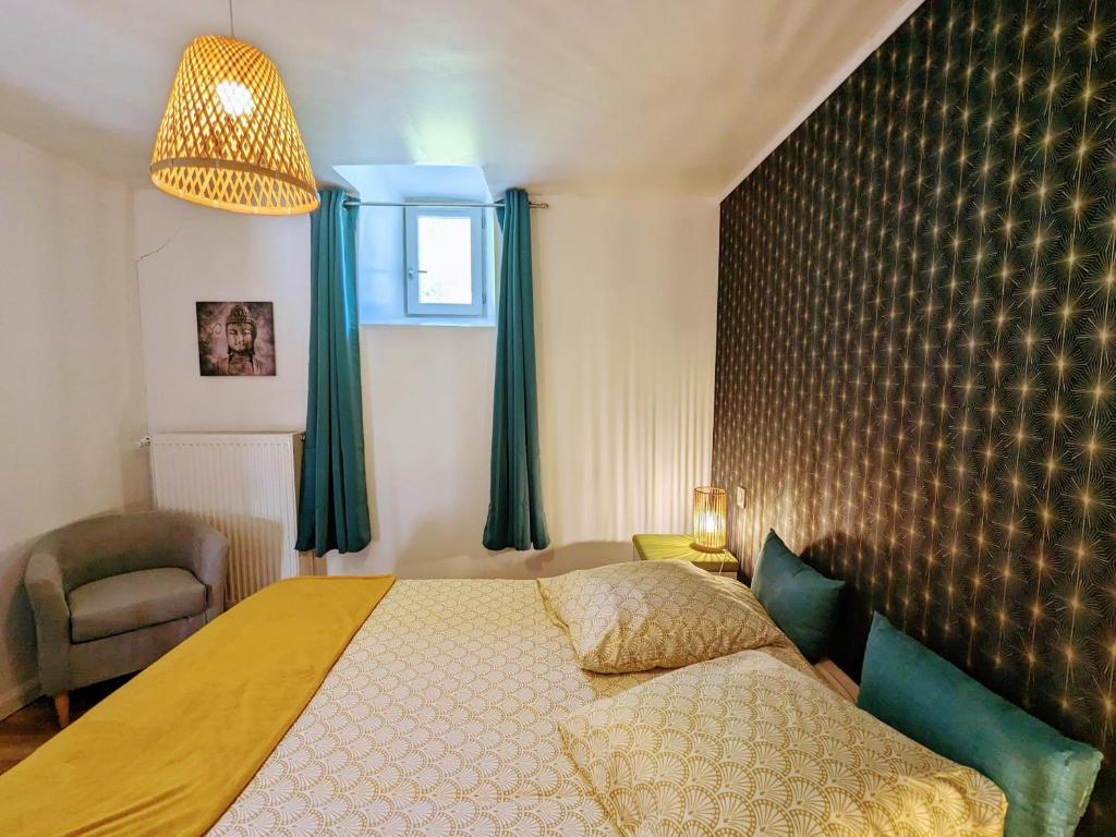 Posteľ alebo postele v izbe v ubytovaní Gîte Authentique en Berry - Étang de Pêche, Confort Moderne, À 10 min du Spa - FR-1-591-406