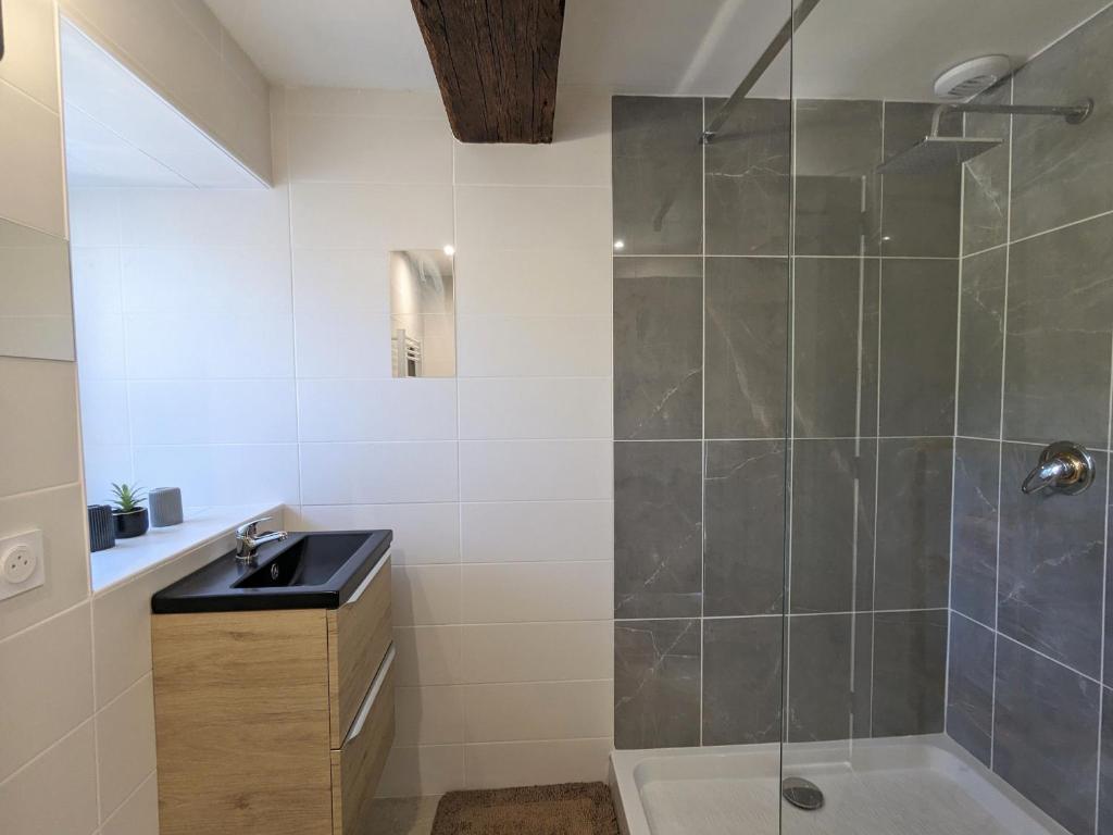 Kúpeľňa v ubytovaní Gîte Authentique en Berry - Étang de Pêche, Confort Moderne, À 10 min du Spa - FR-1-591-406