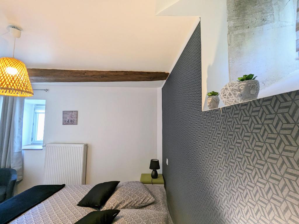 Posteľ alebo postele v izbe v ubytovaní Gîte Authentique en Berry - Étang de Pêche, Confort Moderne, À 10 min du Spa - FR-1-591-406