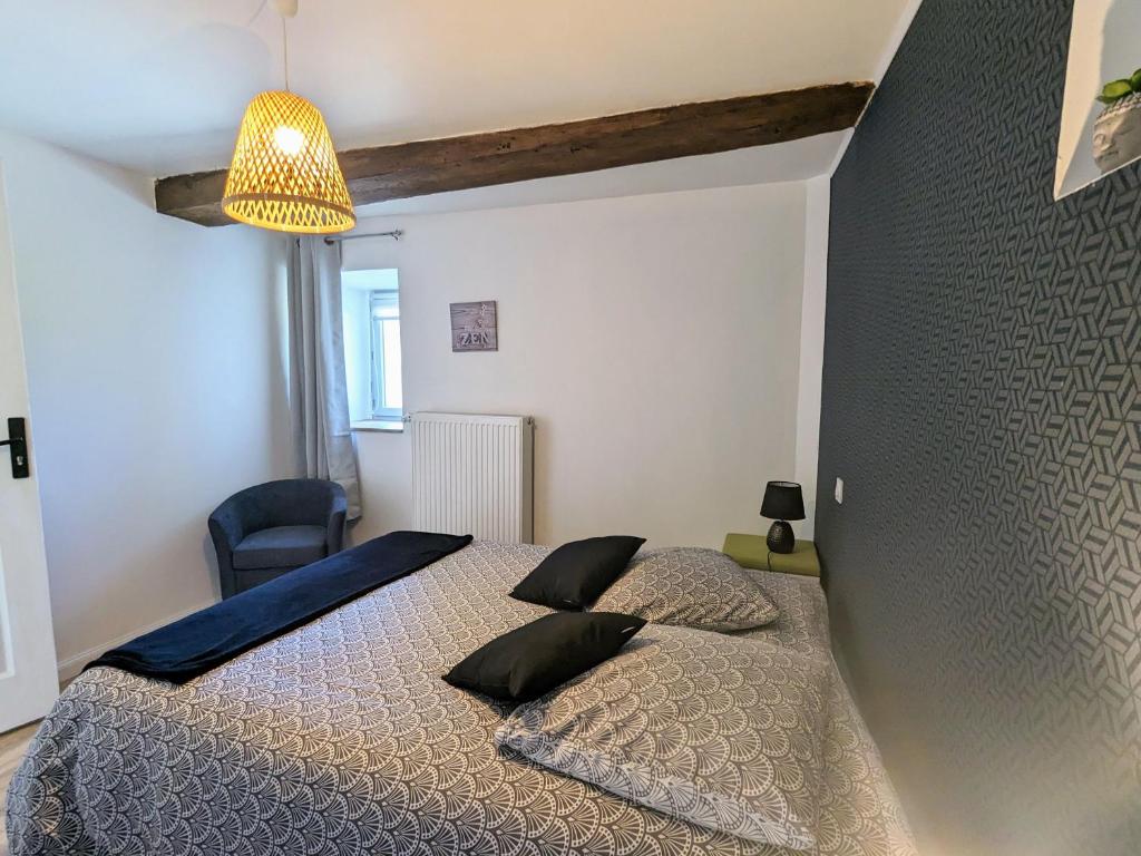 Posteľ alebo postele v izbe v ubytovaní Gîte Authentique en Berry - Étang de Pêche, Confort Moderne, À 10 min du Spa - FR-1-591-406