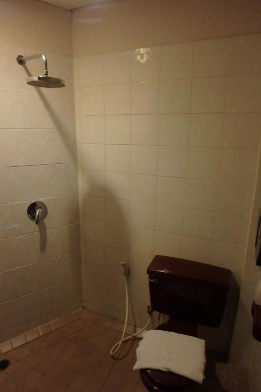 Koupelna v ubytování Karon Cafe Inn