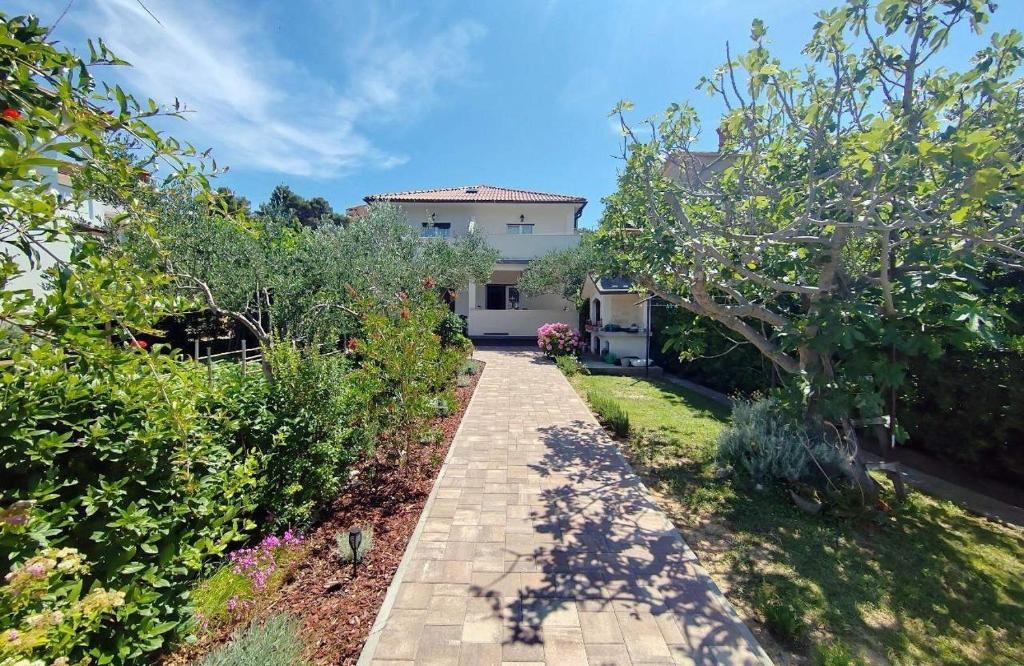 Apartments by the sea Supetarska Draga - Donja, Rab - 23377