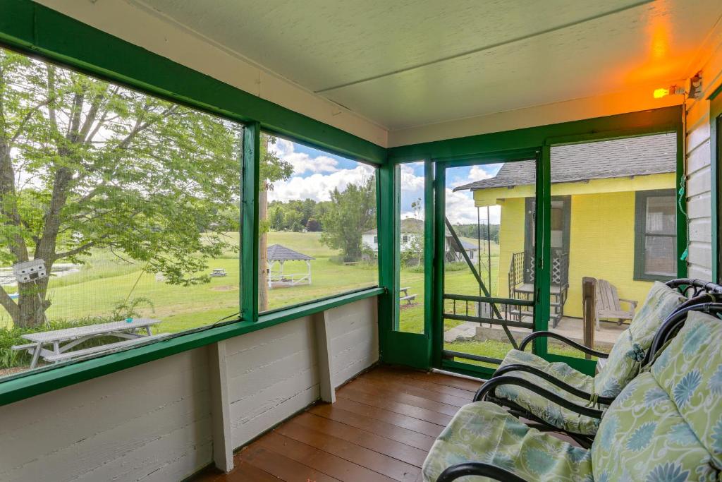 un porche con vistas a un patio en Honesdale Cabin on 110-Acre Farm Pets Welcome!, en Honesdale