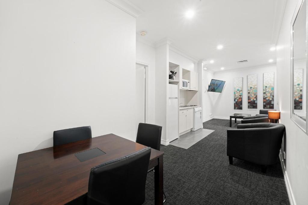 Kuchyň nebo kuchyňský kout v ubytování Comfort Hotel Melbourne Central