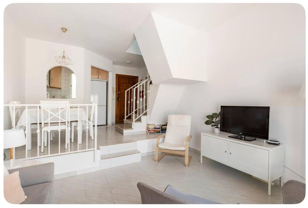 TV a/nebo společenská místnost v ubytování La CASA en La Carihuela playa a 4 minutos a pie