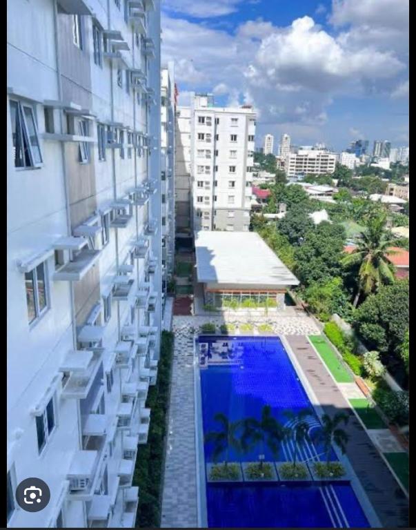 Bazén v ubytování Jojies Crib Symfoni Tower 2 Bossa Guadalupe nebo v jeho okolí