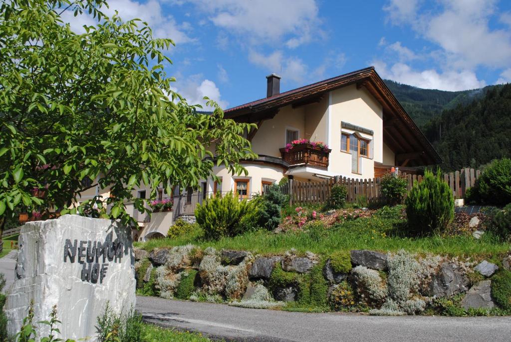 ein Haus mit einem Schild davor in der Unterkunft Familien-Bauernhof Neumoar in St. Johann im Pongau