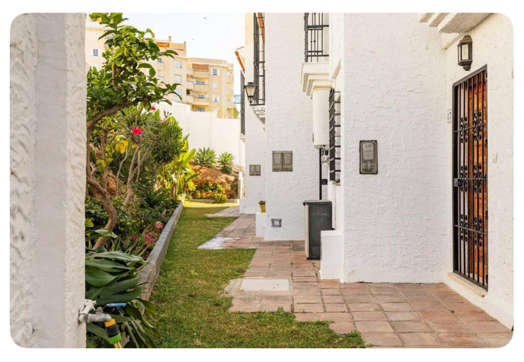 Zahrada ubytování La CASA en La Carihuela playa a 4 minutos a pie