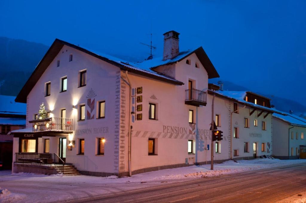 un grande edificio bianco sul lato di una strada di Hotel Hofer a San Valentino alla Muta