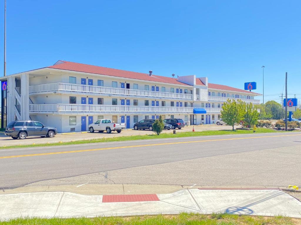 a large white building with cars parked in a parking lot at Motel 6-Cincinnati, OH in Glendale