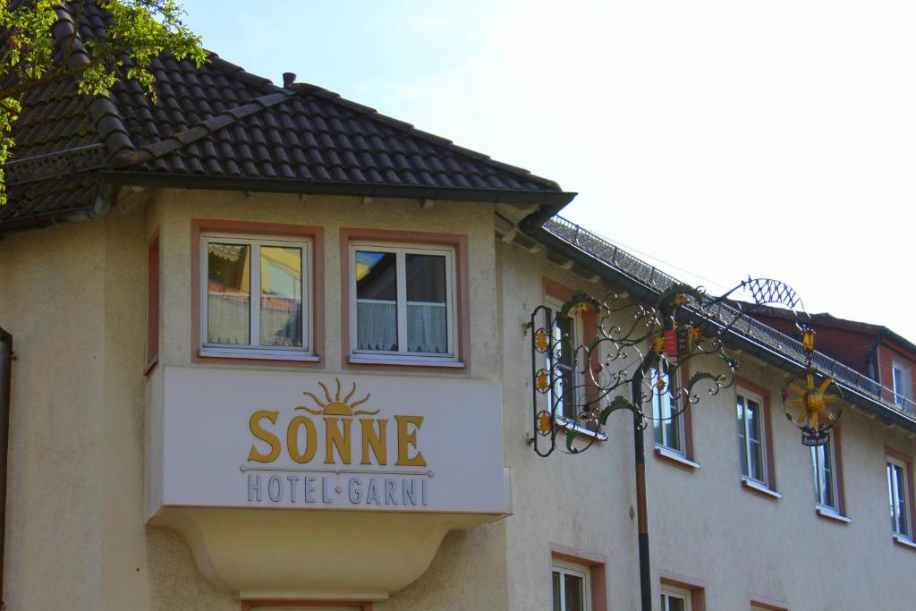 ein Schild an der Seite eines Gebäudes in der Unterkunft Hotel Sonne in Leinfelden-Echterdingen